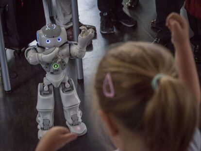 El robot Nao es un 'coach' que indica los ejercicios que debe hacer el paciente.