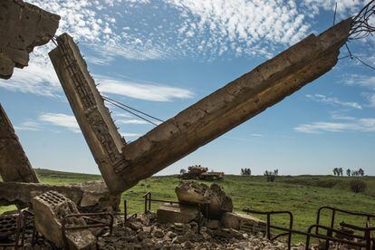 Edificio en ruinas de la guerra de Yom Kipur (1973) con los restos de un tanque sirio en los Altos del Golán.