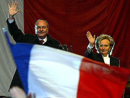 Jacques Chirac y su esposa, Bernadette, saludan a la multitud en la Plaza de la República de París.