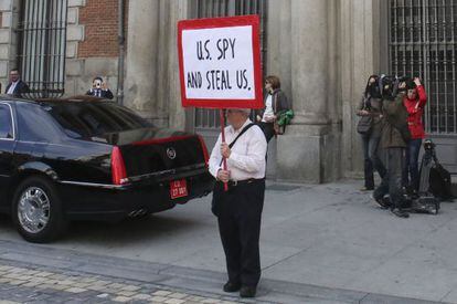 Protesta contra el espionaje ante Exteriores durante la reunión con el embajador de EEUU.