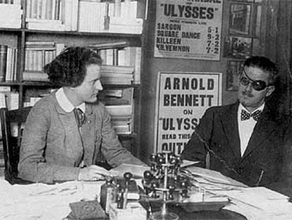 James Joyce y Silvia Beach, revisando las reseñas sobre 'Ulyses'