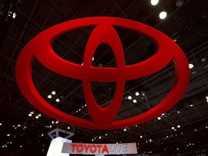 Logo del fabricante Toyota en la feria del automóvil de Nueva York 2018.
