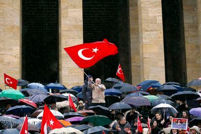 Los manifestantes se han concentrado ante la tumba del fundador de la República, Mustafa Kemal Atatürk.