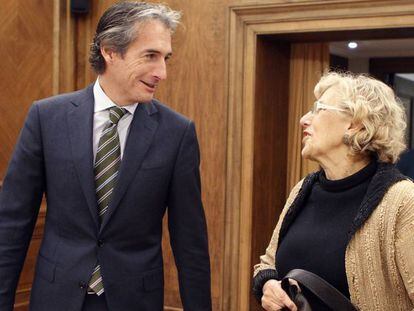 El ministro de Fomento, &Iacute;&ntilde;igo G&oacute;mez de la Serna, junto a la alcaldesa de Madrid, Manuela Carmena.