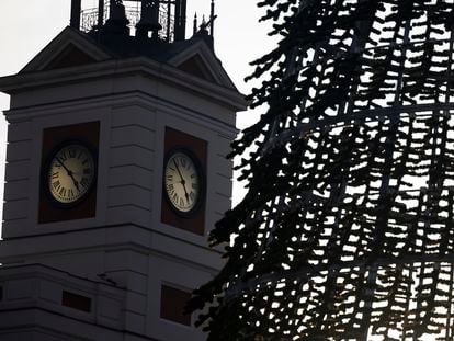 Reloj de la Puerta del Sol de Madrid, desde donde se retransmiten las campanadas que dan la bienvenida al nuevo año.