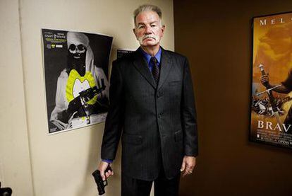 El pastor Terry Jones posa con una pistola en su iglesia.