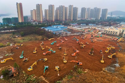 Vista aérea de decenas de excavadoras en las labores de construcción del hospital en Wuhan, el 24 de febrero.