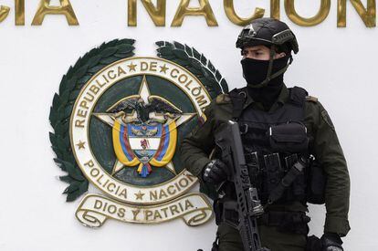 La explosión se ha producido dentro de las instalaciones policiales cuando se estaba celebrando una ceremonia de entrega de medallas. En la imagen, un militar vigila los aledaños de la academia de policía de Bogotá.