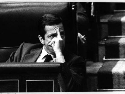 El presidente del Gobierno, Adolfo Suárez, durante la moción censura presentada contra él