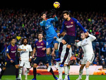 Pique remata el balón durante el último clásico liguero