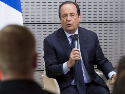 Fran&ccedil;ois Hollande se dirige el martes a un grupo de estudiantes de un instituto de industria artesanal.