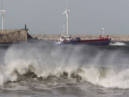 Un barco lucha contra las fuertes olas.