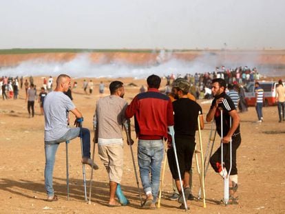 Manifestantes heridos palestinos, el viernes en una protesta en la frontera de Gaza.