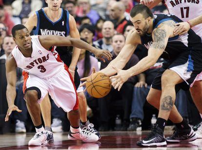 Nikola Pekovi, de los Timberwolves, intenta coger el balón ante la mirada de Lowry, de los Raptors.