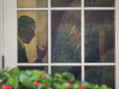 El presidente Barack Obama (i) habla con un hombre sin identificar (d) en el despacho Oval antes de abanadonar la Casa Blanca para dirigirse a un acto de campaña en Norfolk, Virgina.