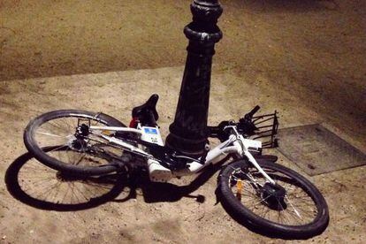 Una bicicleta de Bicimad abandonada en el parque de la Cornisa del barrio La Latina.