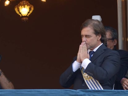 El presidente Luis Lacalle Pou reza en el balcón del Palacio Estévez, sede protocolar del Ejecutivo uruguayo.