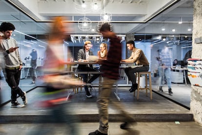 Jóvenes creativos en una agencia de medios