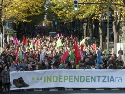 Manifestaci&oacute;n de EH BILDU en las calles de Bilbao, ayer, en contra de la Constituci&oacute;n.