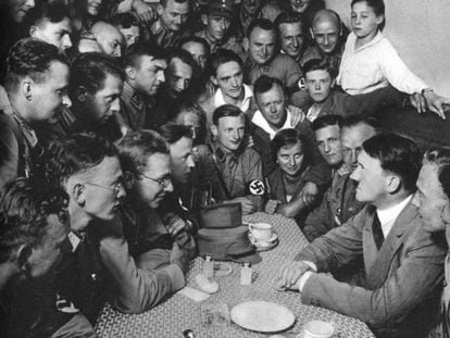 Adolf Hitler, rodeado en una mesa de correligionarios nazis, en Berl&iacute;n, en 1933.