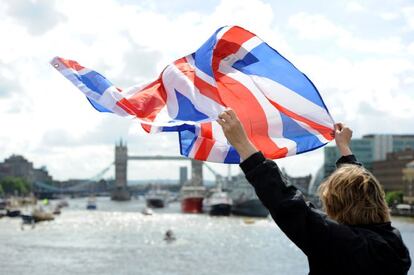 Uno de los partidarios del &#039;brexit&#039;, ondeando la bandera de Reino Unido. 