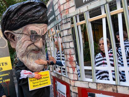 Un grupo de iraníes protesta contra la presencia del presidente de Irán, Ebrahim Raisí, en la ONU, este martes en Nueva York.