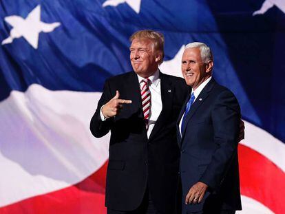 Donald Trump en el escenario con Mike Pence.