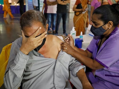 Una enfermera vacuna a un hombre en Ahmedabad (India), el 26 de marzo.