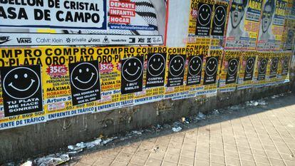 Carteles de Compro Oro en Madrid boicoteados por una campaña de carteles con emoticones.