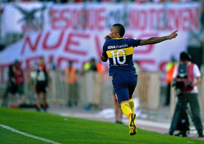 Carlos Tevez celebra el gol del empate en el Monumental.
