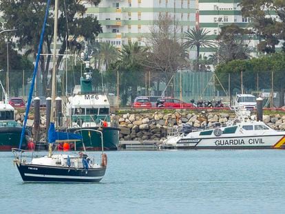 Barcos de la Guardia Civil atracados en un muelle de Cádiz, este martes.
