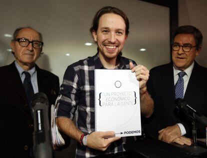 Pablo Iglesias, acompanyat pels economistes Vincenç Navarro (esquerra) i Juan Torres (dreta)