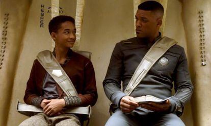 Jaden Smith y Will Smith, en un momento de 'After Earth'.