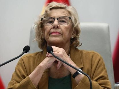 La alcaldesa, Manuela Carmena, en el pleno del Ayuntamiento de Madrid. En vídeo, el Ayuntamiento de Madrid limita los pisos turísticos.