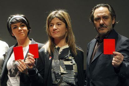 La ministra Aído (centro), la cantante Raquel del Rosario y el actor Santiago Ramos, en la presentación de una campaña contra el maltrato.