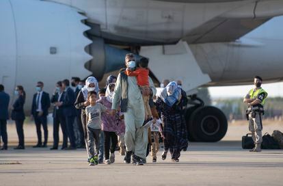 Un grupo de afganos llega a la base aérea de Torrejón de Ardoz, en Madrid, el 27 de agosto.