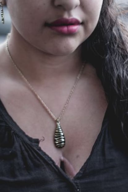 El 23 de noviembre de 2014 Kelly Mendez fue atacada por su ex pareja, que le propinó dos puñaladas en el pecho. El cuchillo le perforó dos milímetros la mama izquierda y dos centímetros el pulmón. Perdió 4.000 centímetros cúbicos de sangre. Su agresor sigue en libertad.