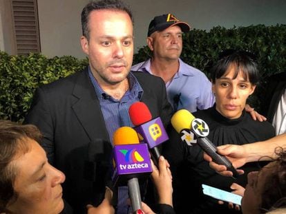 José Joel Sosa y Marysol Sosa hablan con periodistas el domingo afuera de una comisaría en el condado de Miami-Dade (Florida). En vídeo, declaraciones de uno de los hijos.