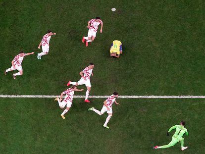 Los jugadores de Croacia celebraban el triunfo ante Brasil en los penaltis después de que Marquinhos fallara su lanzamiento de penalti.