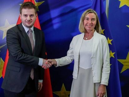 El ministro de Exteriores albanés, Gent Caka, con la Alta Representante de Política Exterior de la UE, Federica Mogherini el pasado 7 de junio. 