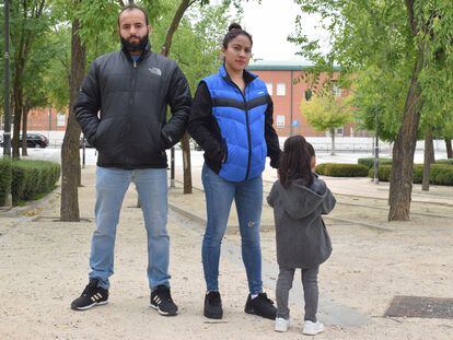 Auutman Rabah, Yessenia Ramos y su hija, en Móstoles.