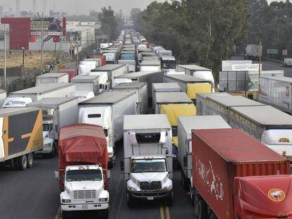 Transportistas bloquearon dos accesos a la capital mexicana en protesta por las medidas contra la polución.