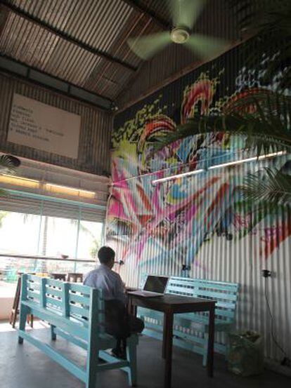 Interior del restaurante Port Autonomy, junto a la galería 'pop up' TS1, en Yangón (Myanmar).