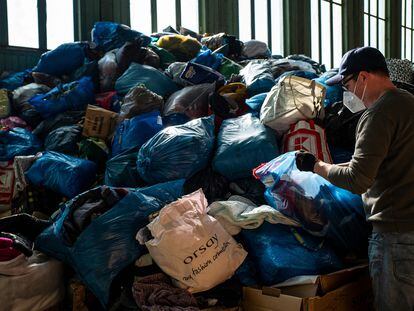 Voluntarios de una ONG alemana examinan las donaciones de particulares destinadas a refugiados de la guerra en Ucrania.