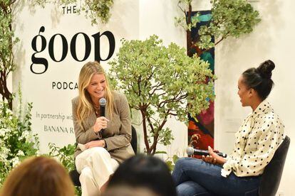 Gwyneth Paltrow charla con la actriz Kerry Washington en un 'podcast' de su marca Goop grabado con público en Los Ángeles en septiembre de 2019.