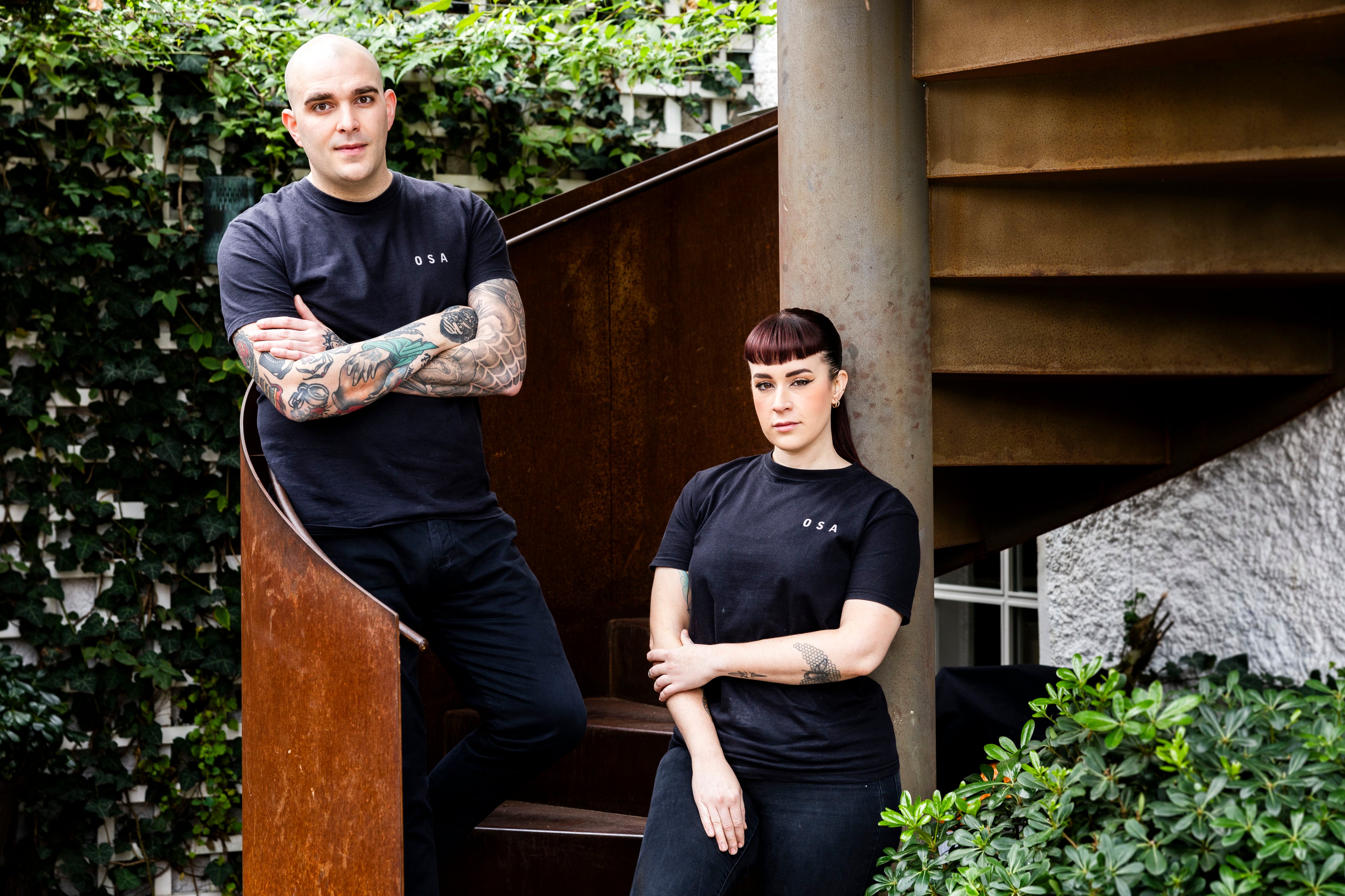 Los cocineros Sara Peral y Jorge Muñoz, en la terraza del restaurante OSA de Madrid.