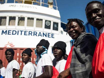 Varios inmigrantes a bordo del 'Aquarius' camino de Valencia, el pasado mes de junio.