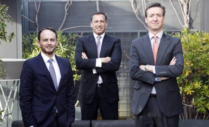 De izquierda a derecha: Óscar Trelles, Aldo Reggiardo y Carlos Lasarte, en la sede de Cuatrecasas en Madrid.