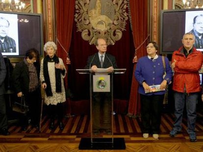 Areso y los familiares de Brouard en el homenaje.