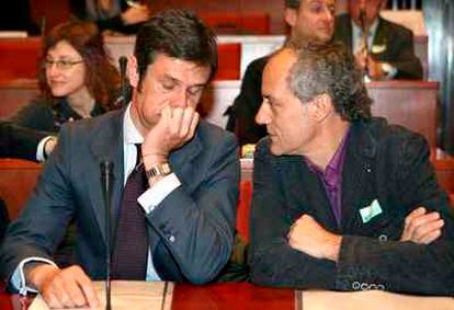 El matador de toros y ganadero José Miguel Arroyo y el apoderado del torero José Tomás, Salvador Boix, durante sus comparecencias esta mañana en el Parlament de Catalunya